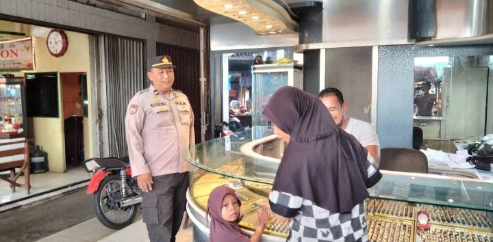 Panit Binmas Polsek Tualang Sambangi Warga dan Berikan Imbauan Kepada Pedagang